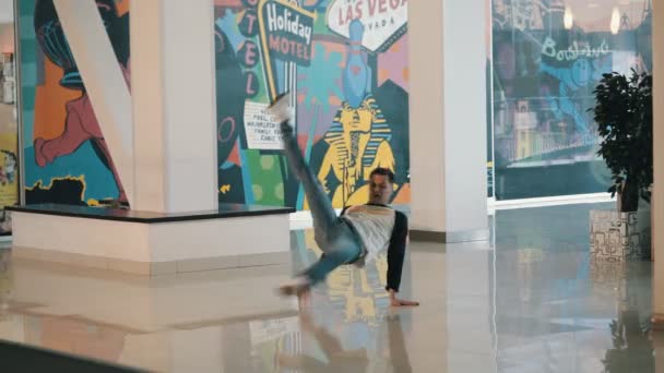 Jovem dançando breakdance — Vídeo de Stock