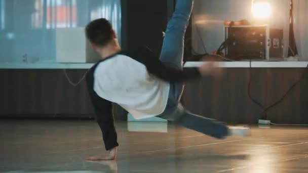 Mladý muž tančí breakdance — Stock video