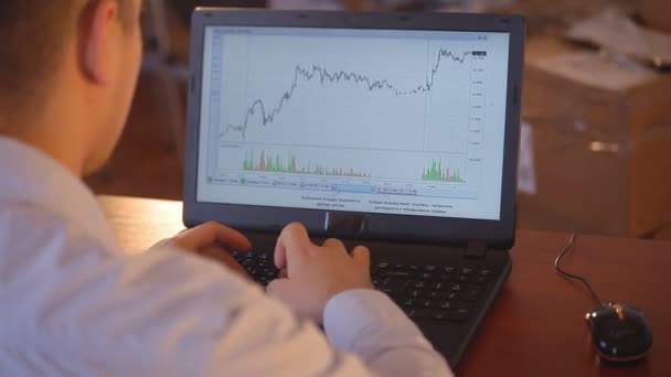 De jonge zakenman die kijken naar de omvang van hun winst op laptop — Stockvideo