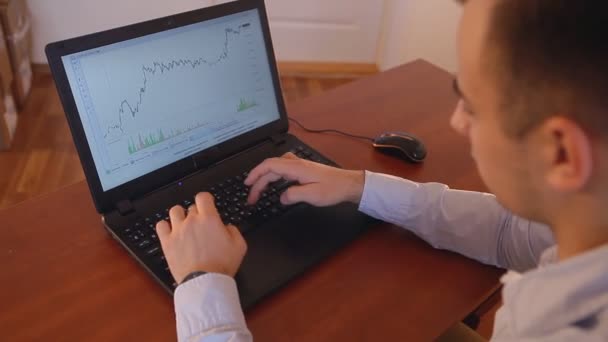 The young businessman looking at the scale of their earnings at laptop — Stock Video