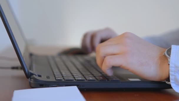 Werken bij een laptop in het kantoor sluit handen — Stockvideo