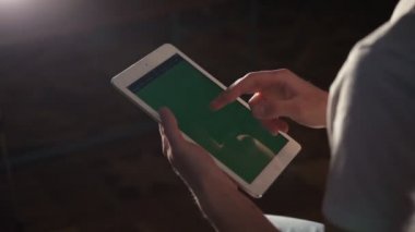 İnsan ve teknoloji, adam çalışmak üzere dijital tablet bilgisayar kullanımı