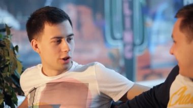 Birbirinizle ofiste konuşmak iki genç adam