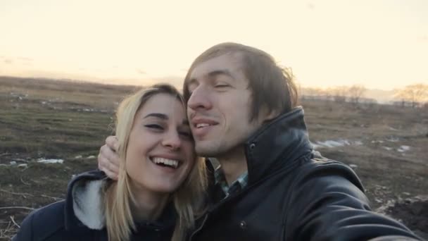 Joven familia hace selfie en el campo y besos cámara lenta — Vídeo de stock