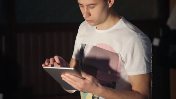 La gente y la tecnología, chico usando tableta digital para trabajar — Vídeos de Stock