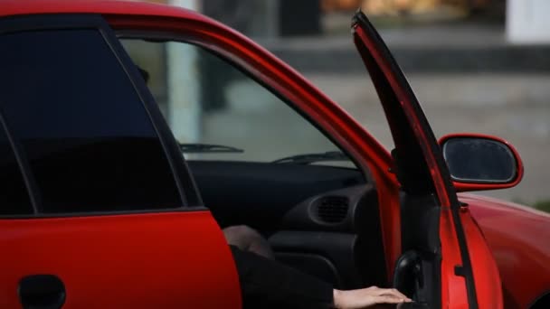 Femme d'affaires sortant de voiture — Video