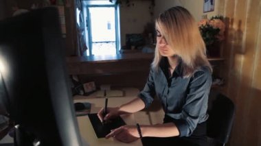 Kız Tasarımcısı grafik tablet üzerinde çizer