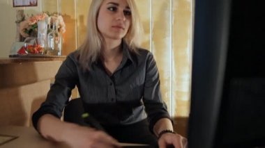Kız Tasarımcısı grafik tablet üzerinde çizer