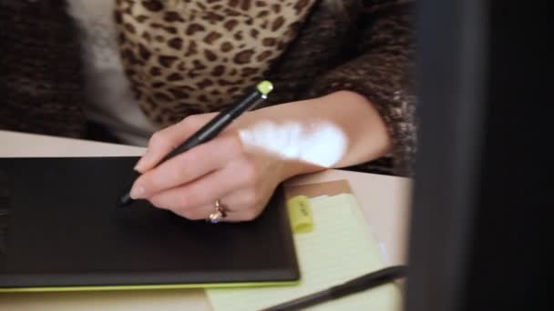 Designer zeichnet Grafik-Tablet aus nächster Nähe — Stockvideo