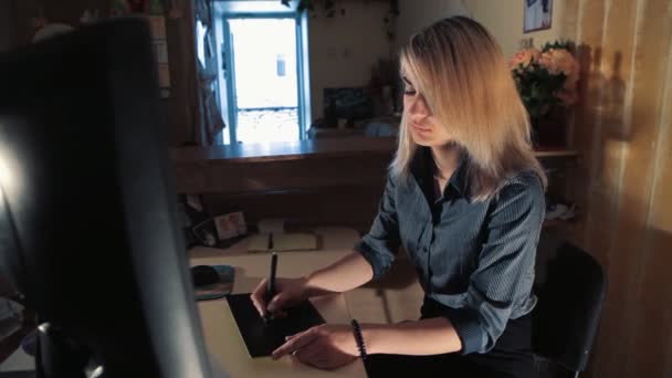 Designer menina se baseia em tablet gráfico — Vídeo de Stock