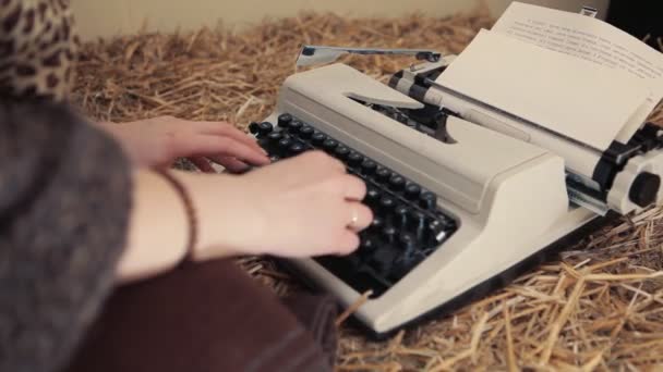 Mujer escribiendo en una máquina de escribir de cerca — Vídeo de stock