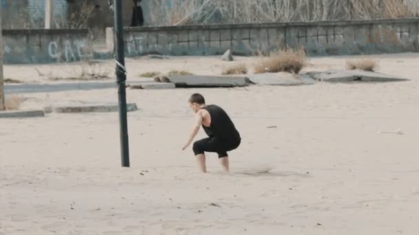Мужчина прыгнул опасный трюк на пляже — стоковое видео