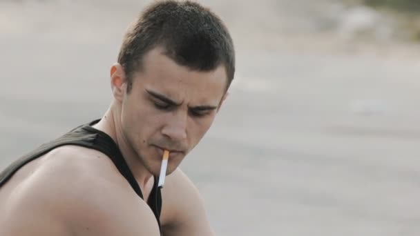 Портрет мужчины с сигаретой — стоковое видео