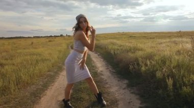 profesyonel alanını dans beyaz elbiseli şık kız