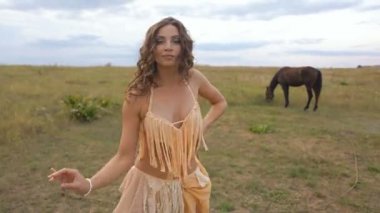 salsa profesyonel dans alanında günbatımında için takım elbiseli seksi kız