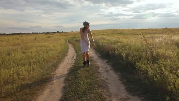 Chica con estilo en un vestido blanco bailando profesionalmente en el campo — Vídeo de stock