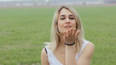 Mutlu ücretsiz neşeli kadın hava öpücük gönderdi