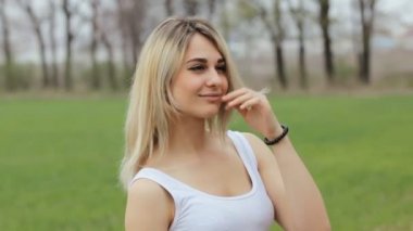 Gülümseyen çekici genç kadın Garden kapatın