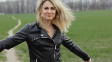 Gülümseyen ve yeşil alan kameraya bakarak genç kadın rocker portresi