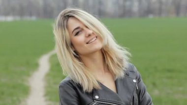 Gülümseyen ve Motorcu kız flört portre kadar kapatın