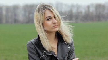 Yeşil alan siyah montlu güzel kız kadar kapatın