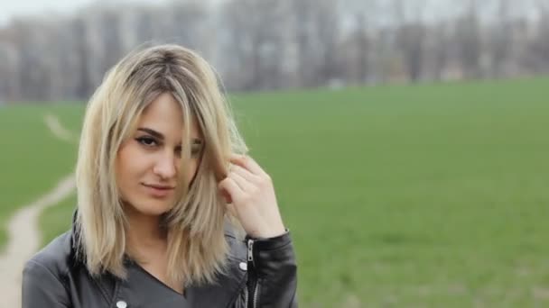 Close up ritratto di sorridere e flirtare ragazza motociclista in giacca nera — Video Stock