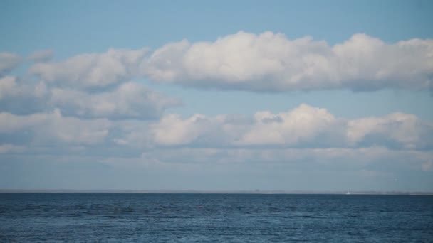 Em Sea Wide Shot com céu azul e nuvens brancas — Vídeo de Stock