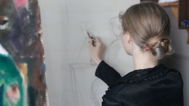 Fille dessine crayon sur un chevalet — Video