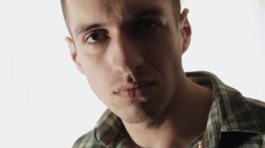 Adam facepalm beyaz arka plan üzerinde. Genç adam elini alnına koyarak