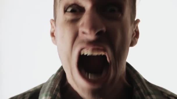 Nahaufnahme Porträt eines verrückten Mannes cremt ein — Stockvideo