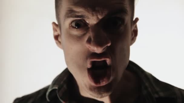 Крупним планом портрет божевільного чоловіка хоче вбити тебе — стокове відео