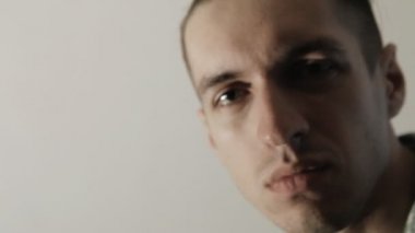 kameraya bakan bir adam portresi