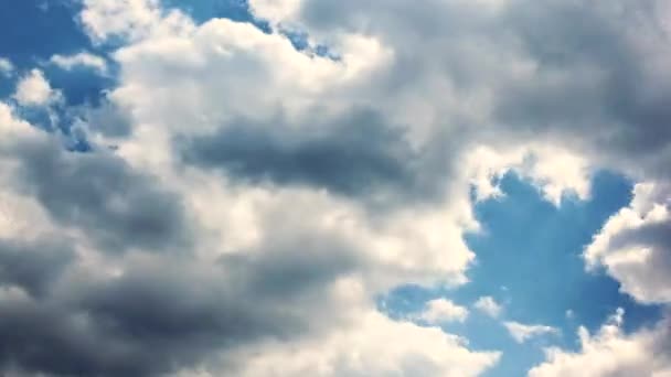 Nuvens voar através do céu azul timelapse — Vídeo de Stock