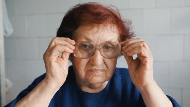 Retrato de la abuela con gafas — Vídeos de Stock