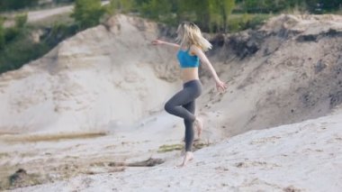 atlama ve sahilde iplik sarışın kız