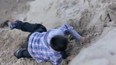 kum ocağı ekose gömlek içinde küçük bir çocuk portresi