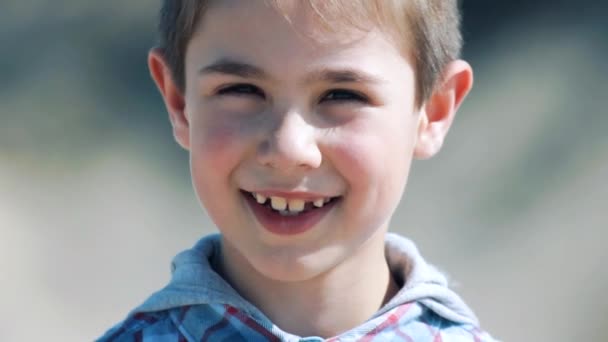 Primer plano retrato de niño pequeño sonriendo — Vídeos de Stock