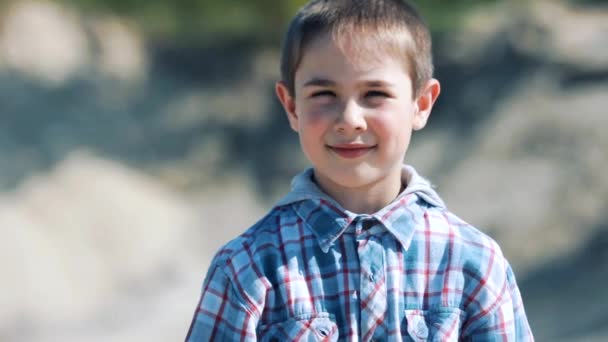 Porträtt av en leende liten pojke i öknen — Stockvideo