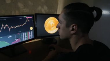 Bitcoins bilgisayarda finansal piyasada adam kazanır