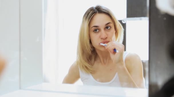 Chica cepillándose los dientes en el baño — Vídeos de Stock