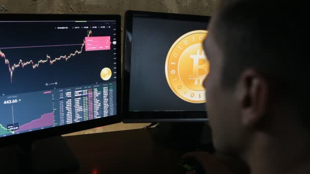남자 벌고 bitcoins 컴퓨터에 금융 시장에 — 비디오