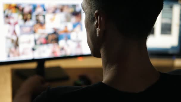 Man kijken porno site van surfen op het web's nachts in een donkere kamer — Stockvideo