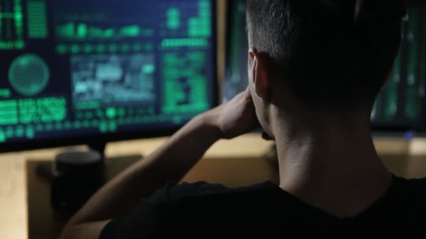 Hacker funciona no computador com mapas e dados em telas de exibição — Vídeo de Stock