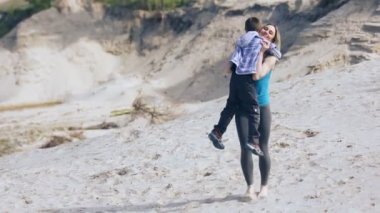 küçük çocuk annesi sarılma. ağır çekim