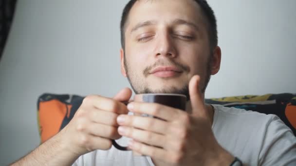 Uomo con piacere inalando l'odore del tè. Guy beve il tè dalla tazza — Video Stock