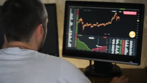 El hombre trabaja en el mercado financiero en el ordenador — Vídeos de Stock