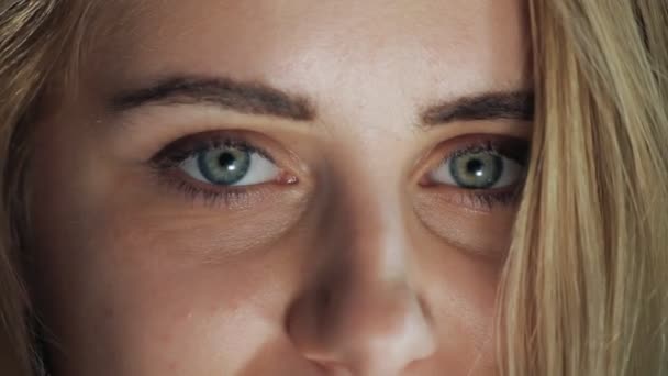 Close-up eyes of blonde girl — Stock Video