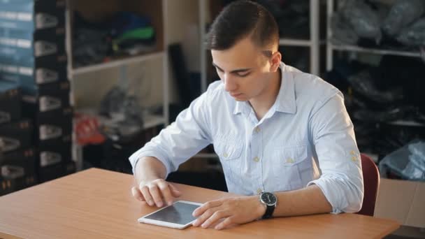 Giovane uomo d'affari con tablet in ufficio magazzino — Video Stock