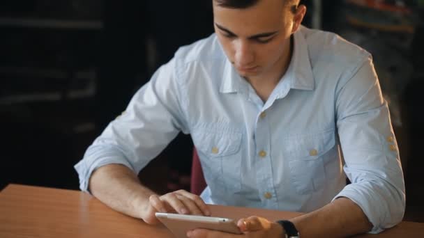 Jeune homme d'affaires avec tablette informatique au bureau — Video