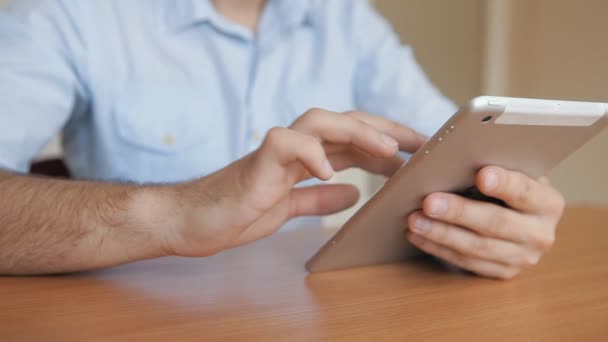 Nahaufnahme beim Tippen mit der Hand am Tablet-Computer. Jungunternehmer mit Tablet-Computer im Büro — Stockvideo